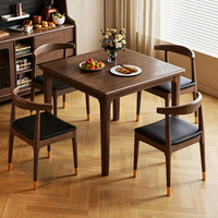 Ensemble de table à manger carrée en bois massif nordique avec chaises à dossier haut, petite table de salle à manger 4 places pour restaurant et appartement