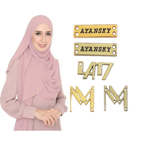 Logo personnalisé en métal personnalisé étiquette marquage à chaud gravure creuse ronde émail rouge couleur a m on avec <span class=keywords><strong>lin</strong></span> pour <span class=keywords><strong>Abaya</strong></span> vêtements canapé - Product Image 1