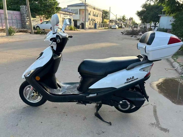 Fresh Arrival Haojue Suzuki Neptune UA125T 125cc 4-Stroke Scooter-White/Black Body Front Disc Brake Spacious Step-Through Design