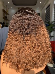 Perruque de cheveux humains vierges Remy vietnamiens bouclés eurasadiens avec frange, sans dentelle, extensions de cheveux en gros de l'usine VNHL, provenant de plusieurs donneurs - Product Image 3