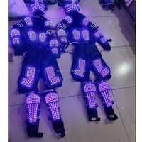 MOQ 1 PC Combinaisons de robot LED RGB de haute qualité avec télécommande, armure lumineuse, spectacle de lumière de bar de nuit, casque