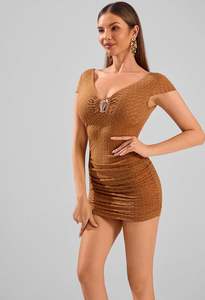 فساتين وصيفات العروس الصيفية القصيرة غير الرسمية للنساء من الشيفون، فساتين رسمية مطوية بياقة على شكل V وتصميم ضيق بدون أكمام، فساتين قصيرة للنوادي بلون طبيعي - Product Image 3