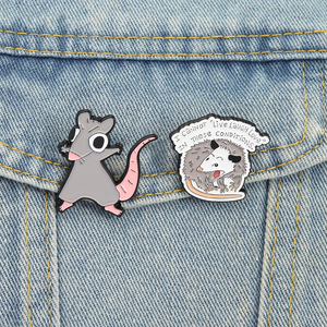 Spille in Smalto Divertenti con Opossum Grumoso, Citazione Sarcatica 'Non Posso Vivere Senza Rire e Amare', Spilla da Bavero all'Ingrosso - Product Image 1