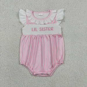 Conjunto a juego para hermanas pequeñas y mayores al por mayor: Vestido y pelele a rayas rosas con la inscripción "Big Sister Lil Sister" - Product Image 3