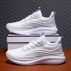 Vente en gros de chaussures de course en maille tricotée <span class=keywords><strong>pour</strong></span> hommes chaussures de trajet d'été baskets blanches respirantes avec semelle rembourrée légère et souple - Product Image 1