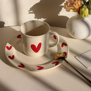 Cangkir Teh Kopi Keramik Bentuk Hati Lukis Tangan Merah Unik Lucu 300ml dengan Logo Kustom dan Piring untuk Hadiah Hari Valentine - Product Image 4