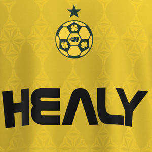 Maillot de football américain HEALY jaune et vert foncé contrastant, imprimé avec un badge géométrique en relief, col en V, manches courtes, chemises de sport pour hommes - Product Image 5