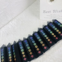 Vente en gros de tours de cristal en obsidienne noire gravées avec symboles des sept chakras, comme cadeaux de pierres de guérison