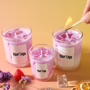 Vela Aromática Decorativa Artesanal en Frasco, con Etiqueta Privada Personalizada, con Diseño Realista de Cubos de Hielo y Café Latte Degradado - Product Image 2