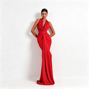 Robe de soirée élégante rouge en satin, coupe fourreau, longueur ras du sol, col bénitier, avec détails drapés, ajustée, sans manches, taille naturelle - Product Image 1