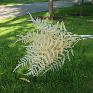 Feuilles de fougère artificielles à cinq branches, verdure hautement réaliste, fleurs décoratives pour mariages en extérieur - Product Image 2