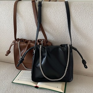 Bolso de hombro negro suave con cordón y correa de cadena para uso diario Otoño 2023 - Product Image 4