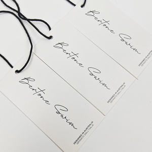 Etiquetas Colgantes de Papel de Lino Ecológicas Personalizadas al por Mayor para Ropa, Zapatos y Bolsos, Acabado en Relieve con su Logotipo, Marca INFFY, Forma Cuadrada - Product Image 1