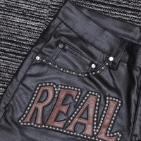 Vêtements de rue personnalisés Shorts pour hommes Conception lourde Rivets en métal Strass Patch en cuir Short en jean Jeans enduit de cire noir
