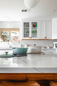 Plan de travail en bois MFC au design moderne personnalisé, armoire de cuisine intégrée, comptoir en marbre et en quartz, rangement pour cuisinière, évier de cuisine - Product Image 2