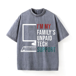 T-shirt unisex nera con grafica di computer e tastiera, design con testo 'I'm My Family's Unpaid Tech Support' per amanti della tecnologia e dell'umorismo - Product Image 4