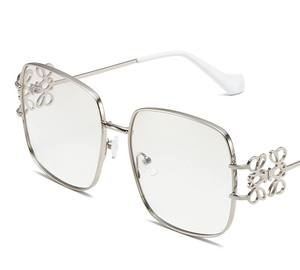 Gafas de <span class=keywords><strong>Sol</strong></span> Cuadradas Vintage de Diseñador 2026 para Mujer, Gafas de <span class=keywords><strong>Sol</strong></span> de Lujo con Decoración Floral de Metal Grande, Protección UV400, Visión Óptica Única - Product Image 4