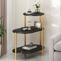 Table basse de style italien avec plateau en pierre frittée arrondi et structure métallique pour salon, balcon, coin canapé