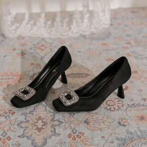 Chaussures à talons hauts pour femmes grandes tailles et à coupe large, escarpins confortables pour mariage et soirée avec largeur supplémentaire et soutien de la voûte plantaire, talon épais - Product Image 1