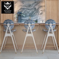 Tabouret de bar de luxe de style moderne du milieu du siècle, avec structure en bois massif, dossier rond, revêtement en cuir et accoudoirs incurvés