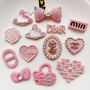 จี้ติดรองเท้าและเคสโทรศัพท์แบบเรซิ่นรูปตัวอักษรโบว์สไตล์ชานสีชมพูแบบกำหนดเอง ขายส่ง - Product Image 1