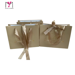 Sacs en papier personnalisés MUYANG avec logo imprimé, recyclés, brillants, holographiques, dorés, roses, violets, avec nœud papillon et poignée - Product Image 3