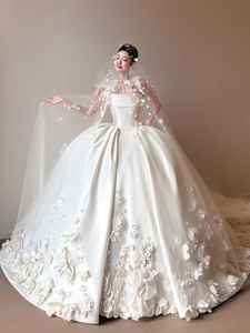 Abito da sposa S4412L senza spalline con corpetto in raso e applicazioni floreali tridimensionali, realizzato con cura <span class=keywords><strong>per</strong></span> <span class=keywords><strong>un</strong></span> <span class=keywords><strong>look</strong></span> elegante e fresco. - Product Image 2