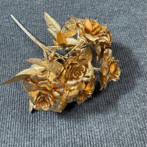 Arreglo Floral Ligero Hecho a Mano para Nochevieja, Decoración con Eucalipto y Flores Artificiales Doradas - Product Image 3