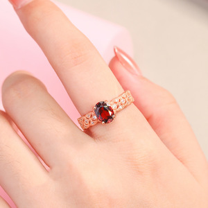 Chinees fabrieksgemaakte roségouden duivenbloedrode granaat karaat ei-vormig patroon dames koperen sieraden vergulde edelsteen trouwringen - Product Image 2