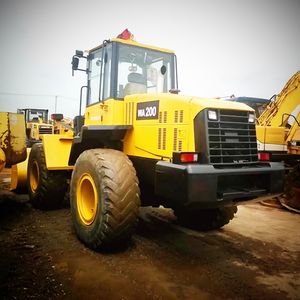 Chargeur sur pneus Komatsu WA200 d'occasion en bon état Chargeur frontal avec moteur essentiel à vendre - Product Image 1