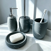 Ensemble d'accessoires de salle de bain en résine effet marbre gris avec distributeur de savon, porte-brosse WC, gobelet et porte-savon – Vente directe usine
