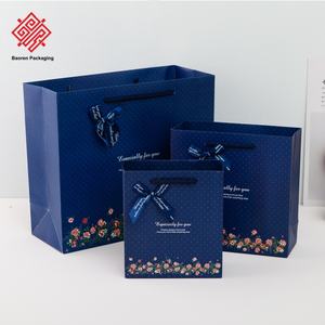 Bolsa de Papel Kraft Ecológica de Lujo Personalizada de Baoren Die Cut, con Asa de Cinta, Color Rojo Oscuro y Azul Marino, para Joyería y Ropa - Product Image 2