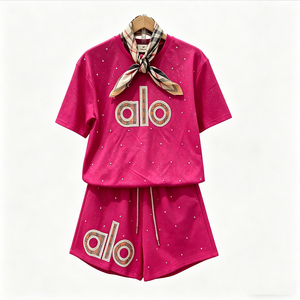 Set Loungewear Zitong con Stampa di Lettere alla <span class=keywords><strong>Moda</strong></span> per Donne, Top a Maniche Corte con Strass e Pantaloncini con Coulisse con Sciarpa - Product Image 1