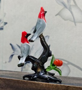 Figura de Pájaro Cardenal Hecha a Mano en Vidrio Soplado, Par con Rama de Cerezo, Adorno con Tema de Animales de Pascua, Mundo de Vidrio en Miniatura, Rajasthan - Product Image 3