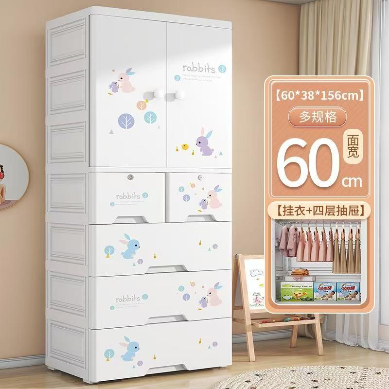 Conigli-vestiti appesi stile