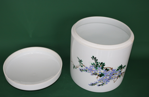 โกศเซรามิกเคลือบสีขาวสำหรับใส่เถ้ากระดูก รูปทรงกระบอก สำหรับงานศพ พร้อมลวดลายดอกไม้สีน้ำเงินและสีม่วง - Product Image 2