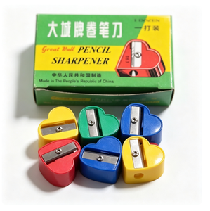 Taille-crayon manuel portable en forme de cœur, amusant et mignon, idéal pour les étudiants et les promotions - Product Image 1
