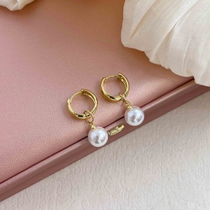 Pendientes de Botón de Cobre de Alta Gama con Diseño de Mariposa de Estilo Retro Francés, Chapados en Oro, con Colgante de Perla para Mujer - Product Image 5
