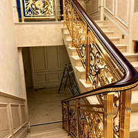 Balustrade d'escalier décorative européenne sur mesure avec bordure dorée, garde-corps d'escalier sculpté électroplaqué pour projets de villas et d'hôtels haut de gamme