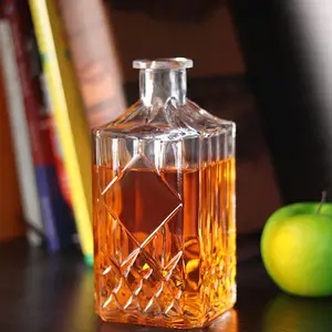 Novedad Grabado 700ml Botella de vidrio transparente Gin para bebida de alcohol