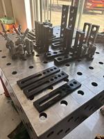 Table de soudage 3D flexible avec nitridage, fournie directement par l'usine, idéale pour la soudure de pièces automobiles, haute précision et réutilisable.