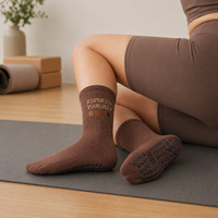 Chaussettes de yoga et de Pilates personnalisées de qualité supérieure, couleur marron, antidérapantes avec points de grip, logo tricoté, pour femmes