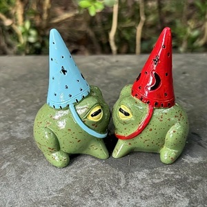 Figurine de grenouille en résine avec chapeau de fête, décoration extérieure, artisanat, décoration d'anniversaire, options chapeau rouge et bleu - Product Image 2