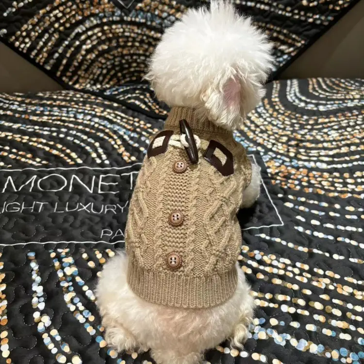 Nouveau Style Designer chien vêtements de haute qualité doux manteau pour animaux de compagnie pull corne bouton tricoté pull automne hiver chien vêtements