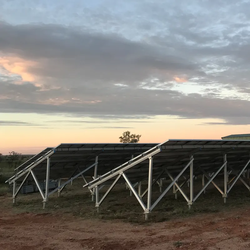 Struttura del sistema di montaggio a terra in alluminio con pannello fotovoltaico solare universale con fondazione a vite a terra