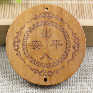 Colgante redondo de madera de durazno tallado con grabado de la palabra 'Peace', amuleto temático para regalo, accesorio de moda unisex. - Product Image 3