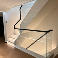 Système de rampe d'escalier en verre sans cadre, minimaliste et moderne, avec base en aluminium et rail supérieur, pour résidence de luxe