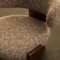 Chaise de salle à manger en bois de frêne de style artistique, recouverte de laine d'agneau vintage, confortable pour une assise prolongée, adaptée pour