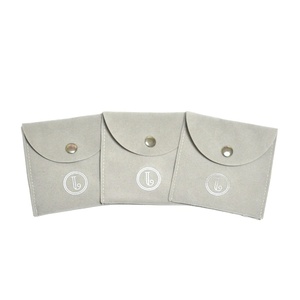 Pochette à bijoux personnalisée de luxe gris clair, mini pochette à bijoux en daim avec rabat et bouton - Product Image 6