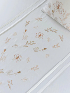 Parures de lit en coton brodées de jolies fleurs de lys, lavables en machine, pour la maison, l'hôtel et les mariages (vente en gros) - Product Image 4